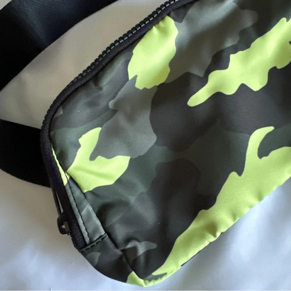 🆕 Lululemon OG Everywhere Belt Bag - Heritage Camo Neo Mint Multi - Picture 3 of 6